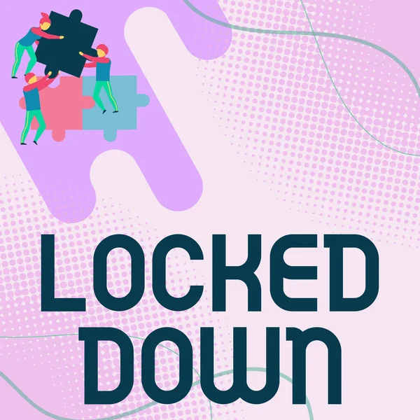 Handschriftliches Zeichen Locked Down. Konzept bedeutet Notfallmaßnahme, die verhindert, dass aus dem Sperrgebiet Team Holding Puzzleteile, die einander helfen, das Problem zu lösen. — Stockfoto
