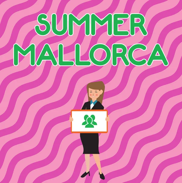 Koncepční titulek Summer Mallorca. Slovo pro trávení prázdninového období na Baleárských ostrovech Španělska Krásná dáma ve stoje Držení tabule Prezentace nového oznámení. — Stock fotografie