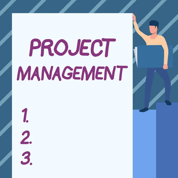 プロジェクト管理を示すテキストキャプション。大きなホワイトボードを見せながら大きなノートを持って立っている目標と目標の男を達成するためのアプリケーションプロセススキルのための言葉. — ストック写真