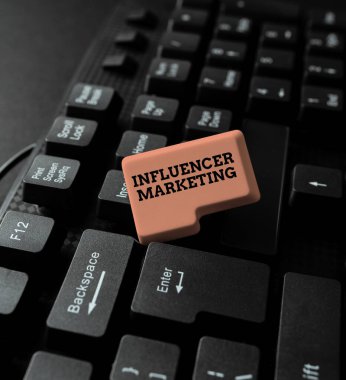 Metin Etkilendirici Pazarlama yazılıyor. Özet İstatistik Kayıtlarını içeren sosyal medya ticareti biçimi için kelime, Yeni İnternet Web Sitesi Oluşturma