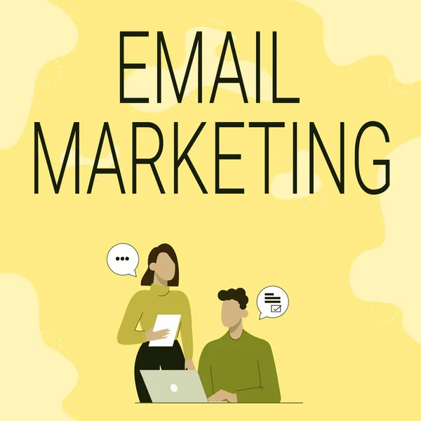 Mão escrita sinal Email Marketing. Conceito de negócio Enviar uma mensagem comercial para um grupo de mostrar usando correio Parceiros Compartilhando Novas Ideias Para Melhoria de Habilidade Estratégias de Trabalho. — Fotografia de Stock
