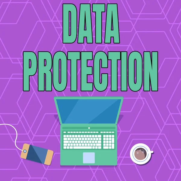 Firma visualizzazione della protezione dei dati. Approccio aziendale Proteggere gli indirizzi IP e i dati personali dal software dannoso Laptop che poggia su un tavolo accanto alla tazza da caffè e alla pianta che mostra il processo di lavoro. — Foto Stock