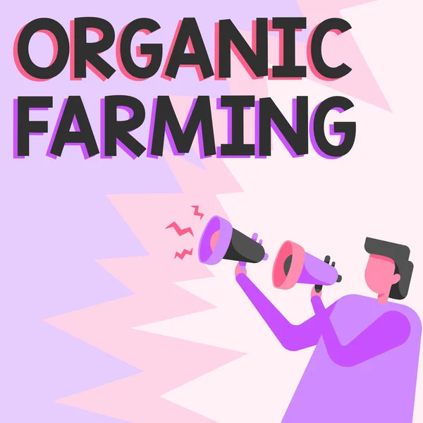 Exibição conceitual Organic Farming. Internet Concept um sistema de agricultura integrada que se esforça para a sustentabilidade Empresário Desenho Segurando um par de megafones Fazendo Novo Anúncio. — Fotografia de Stock