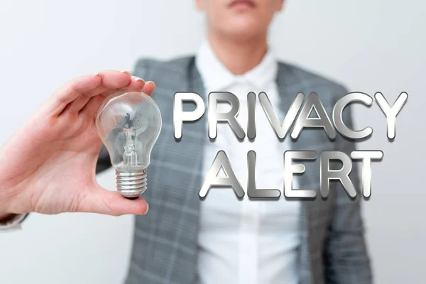 Inspiration montrant signe Privacy Alert. Approche commerciale avertit l'utilisateur du risque qui peut voler vos données Lady en tenue d'affaires tenant lampe présentant de nouvelles idées de technologie — Photo