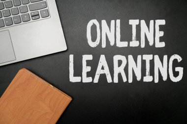 Görüntüleme metni çevrimiçi öğrenme yazılıyor. İş yaklaşımı Larning 'e internet ve bilgisayarın yardımıyla klavye, bardak ve çalışma için kahve fincanı olan ofis gereçleri satılıyor.