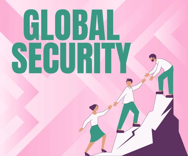 Tekst billedtekst præsenterer Global Security. Koncept betyder beskyttelse af verden mod krig og andre trusler Kolleger klatring op ad bjerget Nå succes præsentere Teamwork. - Stock-foto