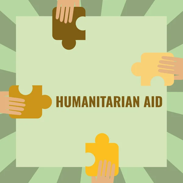 概念展示人道主义援助。关于在自然和人为灾害发生后立即提供援助的文字说明：手拿着拼图的每一个盒子. — 图库照片