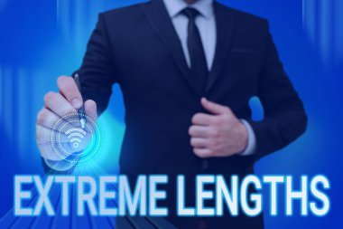 İlham veren Aşırı Uzunlukları gösteren metin. Kavramsal fotoğraf, daha iyi bir şey yapmak için büyük ya da aşırı çaba sarf ediyor. Cep telefonunun ekranında geleceğin teknolojisini gösteriyor..