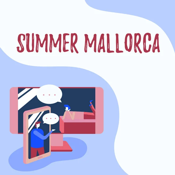 Rukopis Summer Mallorca. Obchodní koncept Trávení prázdninového období na Baleárských ostrovech ve Španělsku Dva kolegové sdílející myšlenky s řečovými bublinami Vyskakování z telefonů — Stock fotografie