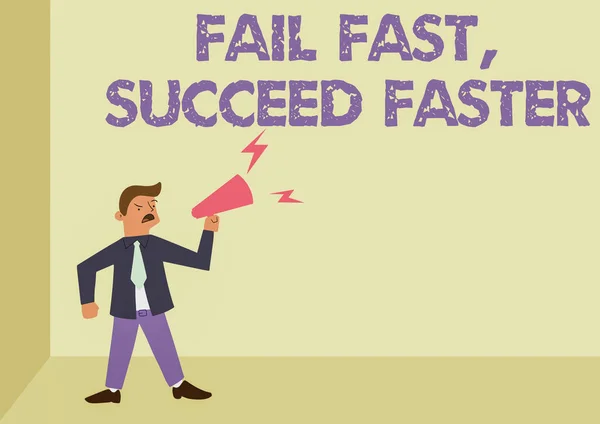 Testo che mostra ispirazione Fail Fast Succeed Faster. Business showcase Non rinunciare a continuare a lavorare su di esso per raggiungere l'uomo in piedi gridando sopra Megafono Presentazione di nuovo annuncio — Foto Stock