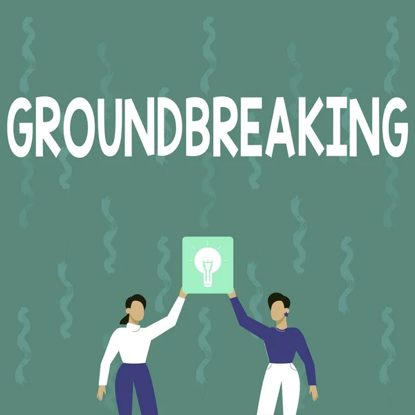 Schild mit der Aufschrift "Ground Breaking". Geschäftsübersicht Sehr neu und eine große Veränderung gegenüber anderen Dingen dieser Art Zwei Kollegen, die Lampe halten, um neue Errungenschaften zu präsentieren. — Stockfoto