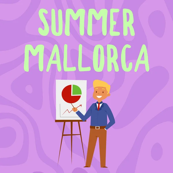 Titulek s textem Summer Mallorca. Slovo pro trávení prázdninového období na Baleárských ostrovech ve Španělsku Podnikatel na sobě ležérní stojící prezentační grafy a nápady. — Stock fotografie