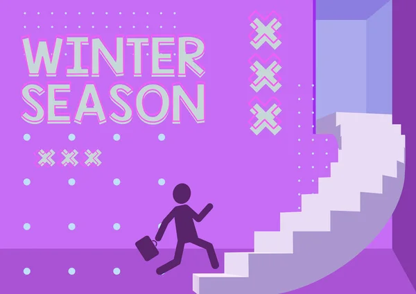 Πινακίδα που δείχνει τη χειμερινή περίοδο. Έννοια που σημαίνει χειμερινή περίοδο κύριος με κοστούμι τρέχει προς τα πάνω σε μια μεγάλη σκάλα βήματα που δείχνουν την πρόοδο. — Φωτογραφία Αρχείου