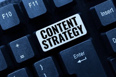 İçerik Stratejisini gösteren bir işaret. Alıcı Daktilo Programı Betiği 'ni çekmek için dağıtılan önemli pazarlama yaklaşımı üzerine yazılmış sözcük, Yeni Çevrimiçi Günlük İndirme Özeti