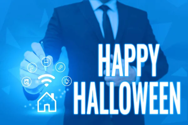 Legenda do texto apresentando Happy Halloween. Visão geral de negócios noite antes dos dias santos cristãos de All Hallows Day Man segurando tela do telefone móvel mostrando a tecnologia futurista. — Fotografia de Stock