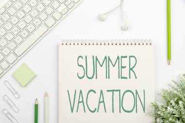 Yaz Tatili 'nden ilham aldığını gösteren bir mesaj. İnternet Konsepti, çocukların yaz aylarında okula gitmediği çok yönlü Tahsilat Ofisi Kırtasiyesi Fotoğrafı Masanın Üzerine Yerleştirilmiş