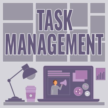 Metin Görev Yönetimi gösterimi yazılıyor. Kavramsal fotoğraf, bir görevi yaşam döngüsü dizüstü bilgisayarla yönetme süreci kahve fincanı ve çalışma sürecini gösteren masa lambasının yanında..