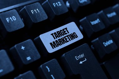 El yazısı, hedef pazarlama. Kavramsal fotoğraf pazarı segmentasyonu Seyirci Hedef Müşteri Seçimi Günlük Anımsatıcı Notları, Çevrimiçi Yazım Sunumu Oluşturuluyor