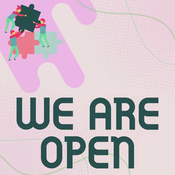 Bildunterschrift: Wir sind offen. Wir sind ein offenes Team mit Puzzleteilen, die sich gegenseitig helfen, das Problem zu lösen. — Stockfoto