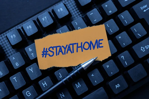 概念表示｜Hashtag Stay at home.インターネット上で知り合いを作る、オンライン上の友人と接続コロナウイルス発生に関連するソーシャルメディアのトレンドラベルにビジネスアプローチ — ストック写真