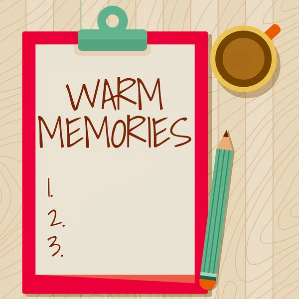 Tekstbord met warme herinneringen. Zakelijk concept Warme herinneringen Illustratie van potlood op de bovenkant van de tafel Naast het klembord en koffiemok. — Stockfoto