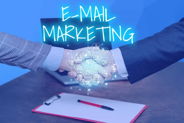 Υπογραφή εμφάνισης Email Marketing. Επιχειρηματική προσέγγιση Αποστολή εμπορικού μηνύματος σε ομάδα εμφάνισης χρησιμοποιώντας το ταχυδρομείο Hands Shaking Signing Contract Ξεκλειδώνοντας νέες φουτουριστικές τεχνολογίες. — Φωτογραφία Αρχείου