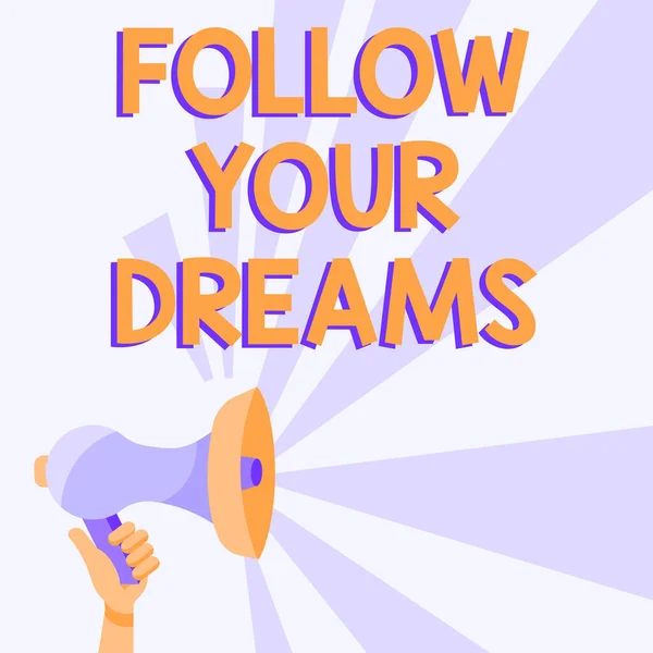 Pisanie tekstu wyświetlającego Follow Your Dreams. Internet Concept napędza Cię do wybranej przyszłości, ciężko pracując Megafon Rysunek Produkowanie Oświetlenie Dokonywanie Ogłoszenie. — Zdjęcie stockowe
