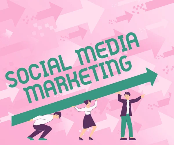 Inspiratie met teken Social Media Marketing. Conceptueel fotogebruik van Website en Netwerk om Product Service te promoten Four Colleagues Drawing Standing Holding Large Arrow For Success. — Stockfoto