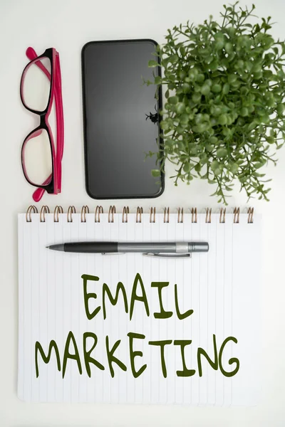 Έμπνευση δείχνει σημάδι Email Marketing. Επιχειρηματική ιδέα Αποστολή ενός εμπορικού μηνύματος σε μια ομάδα που δείχνει χρησιμοποιώντας προμήθειες ταχυδρομείου πάνω από το γραφείο με πληκτρολόγιο και ποτήρια και φλιτζάνι καφέ για την εργασία — Φωτογραφία Αρχείου