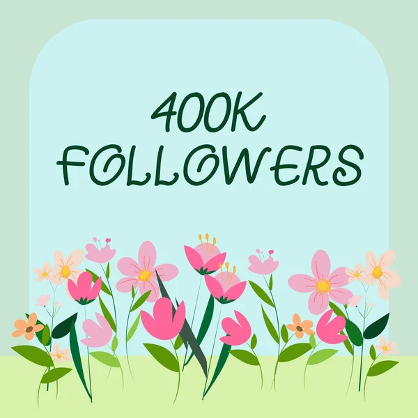 标牌显示400K追随者。概念意思是指跟随某人的人的数量，在用五彩缤纷的花朵装饰的Instagram框架中和谐地排列在一起. — 图库照片