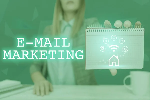 Σήμα κειμένου που δείχνει Email Marketing. Επιχειρηματική βιτρίνα Αποστολή εμπορικού μηνύματος σε μια ομάδα εμφάνισης χρησιμοποιώντας το ταχυδρομείο Lady Pressing Screen Of Mobile Phone Εμφάνιση της φουτουριστικής τεχνολογίας — Φωτογραφία Αρχείου