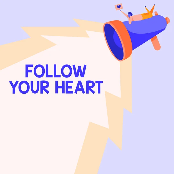 Kézírás jel Kövesd a szíved. Szó a gondolkodás kap visszajelzést vagy tanácsot valakitől Man Rajz Megafon Producing Világítás Making Lovely Message. — Stock Fotó