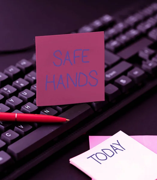 Szöveges felirat a "Biztonságos kezek" -ről. Koncepció jelentése Biztosítása a sterilitás és tisztaság a kezét fertőtlenítés belépő kép kulcsszó és leírás, gépelés Word Definíció és jelentés — Stock Fotó