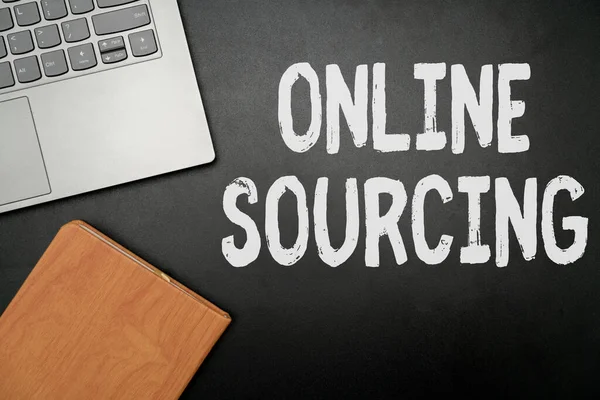 Концептуальный дисплей Online Sourcing. Концептуальная покупка фото товаров и услуг курсируют через интернет-офиса поставок за столом с клавиатурой и стаканы и кофе Кубок для работы — стоковое фото