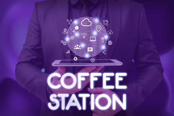 Tekst met inspiratie Coffee Station. Woord voor een klein informeel restaurant waar warme dranken worden geserveerd Man met scherm van mobiele telefoon Toont de futuristische technologie. — Stockfoto