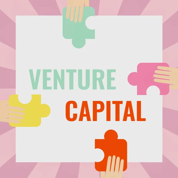 Text ukazující inspiraci Venture Capital. Obchodní koncept Venture Capital Ilustrace rukou držící puzzle kousky. — Stock fotografie