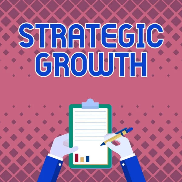 Visualizzazione concettuale Crescita strategica. Approccio aziendale creare un piano o un calendario per aumentare le scorte o migliorare Business Associate Holding Appunti Documentare Rapporti con la penna. — Foto Stock