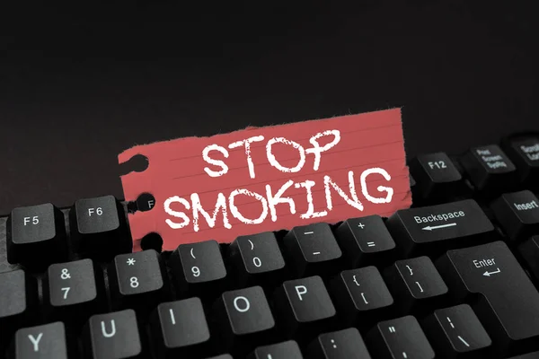 テキストの手書き停止喫煙。ビジネスコンセプトタバコの喫煙を中止または中止するプロセス新製品キーコンセプトに入り、ムービー字幕ソフトウェアを入力 — ストック写真