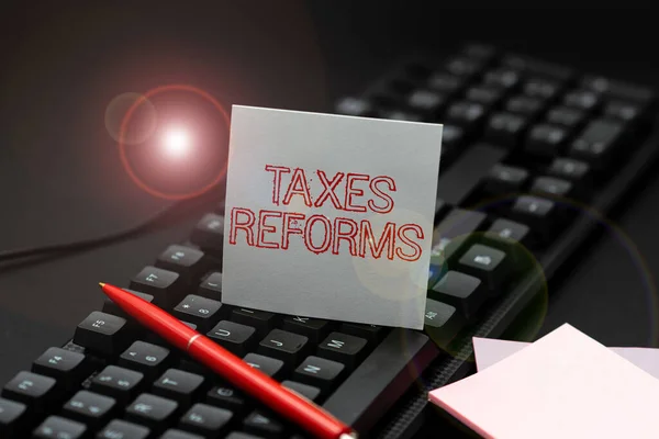 콘셉트 디스플레이 Taxes Reforms. 더 효율적 인 방법으로 세금 징수를 관리하는 비즈니스 개요 Typewritten Documents Online, Typing Long Term Contract — 스톡 사진