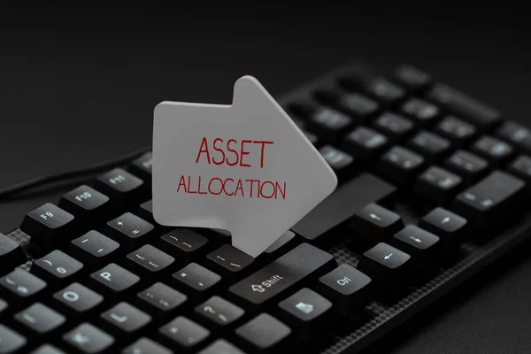 Didascalia del testo che presenta Asset Allocation. Concetto significato proporzione e strategia di attuazione per ottenere vantaggio Conversione di note scritte in dati digitali, Digitando file di codifica importanti — Foto Stock