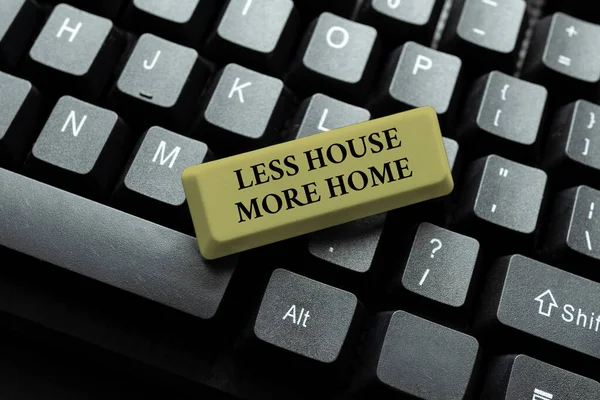Bildunterschrift: Less House More Home. Internet-Konzept kleine Familiengemeinschaft Bindung und Zusammenhalt Tippen eines neuen Mystery Novel, Erstellen von Online-Post auf Social Media — Stockfoto