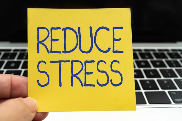 스트레스를 줄이는 문자 캡션. 정신적, 감정적 긴장 상태를 줄이기 위한 비즈니스 개요 또는 근무를 위한 키 보 오드와 안경 과 커피 컵 에 대한 압박을 줄이기 위한 사무실 공급 — 스톡 사진