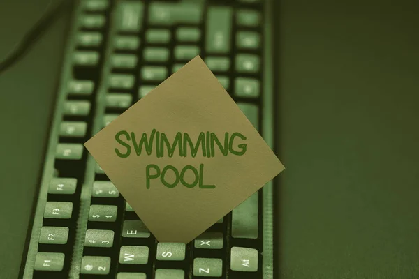 Вдохновляющий знак Swift Pool. Структура бизнес-витрины, предназначенная для проведения досуга и занятий водными видами спорта Напечатание расписания программ, повтор и отладка программных кодов — стоковое фото