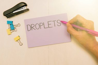 Kavramsal manşet damlaları. İşletme yaklaşımı çok küçük bir sıvı damlası belirli ıslak yerlerde bulunabilir. Gösterişli Okul Malzemeleri, Öğrenme Koleksiyonları, Yazma Aletleri,