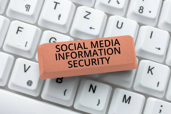 Szöveges jel mutatja a közösségi média információbiztonság. Üzleti kirakat óvatos használata multimédiás szolgáltatások Kutató szoftver fejlesztési megoldások, Gépelés Advanc Program kódok — Stock Fotó