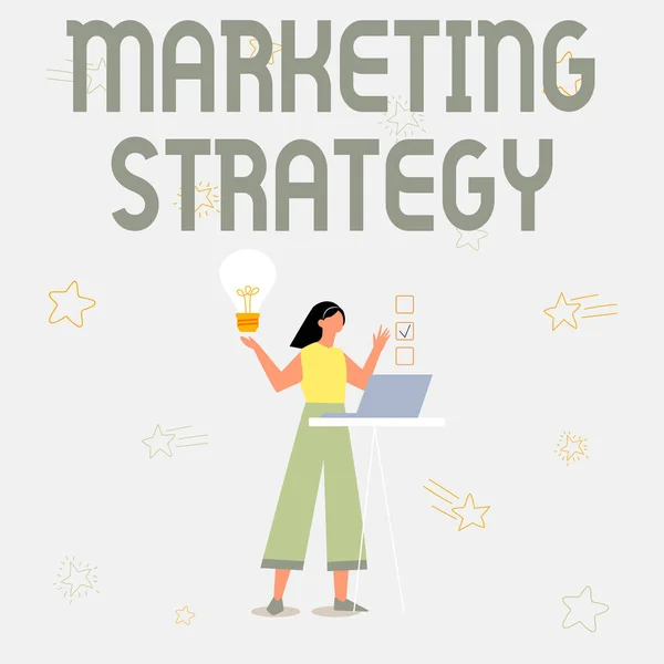 Visualización conceptual Estrategia de Marketing. Plan de acción de la idea de negocio diseñado para promover y vender el producto Ilustración de la muchacha que usa el ordenador portátil que tiene ideas y hace la lista de verificación. —  Fotos de Stock