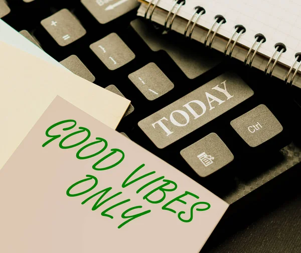 Текст, показывающий вдохновение Good Vibes Only. Интернет - это позитивный образ жизни и оптимизм с хорошим эффектом для других людей. — стоковое фото