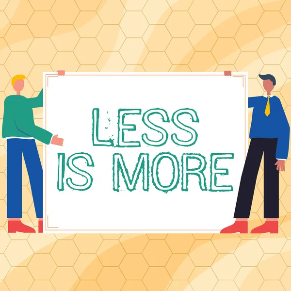 Scrivere visualizzando testo Less Is More. Il concetto di business utilizzato per esprimere un approccio minimalista è più efficace. Due uomini che disegnano con sfondo di carta vuota che presentano nuove idee. — Foto Stock