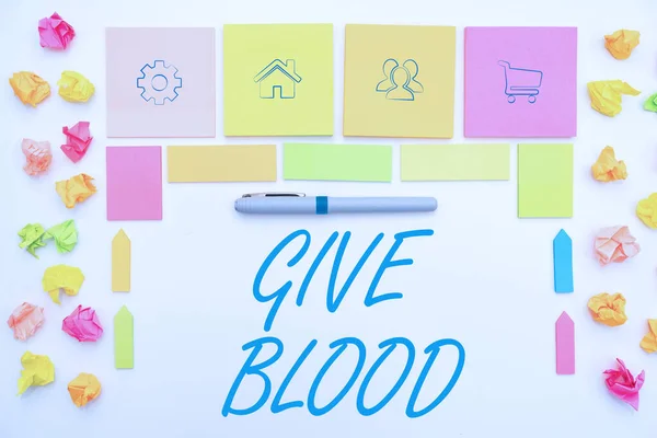 Signo de texto que muestra Give Blood. Foto conceptual una persona voluntariamente ha extraído sangre y se utiliza para transfusiones Varios surtidos Oficina de recogida Papelería Foto colocada sobre la mesa — Foto de Stock