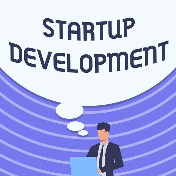 Tekstbord met Startup Development. Business idee ontwikkelen idee dat de geboorte van het bedrijf betekenen Zakenman in pak Tekenen met behulp van laptop met groot idee Bubble. — Stockfoto
